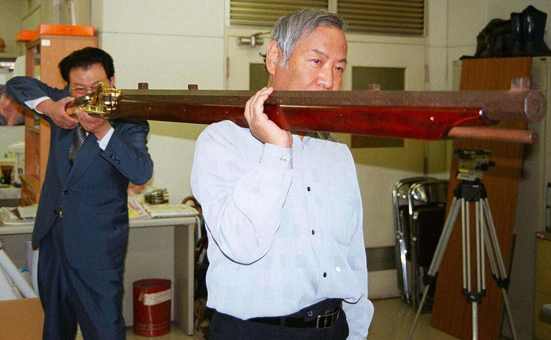 关原之战使用了大量火绳枪，名将因枪击出现伤亡。图中为火绳枪复原品。原品2001年4月发现于关原町居民家中，全长2.3m（图片：时事社）
