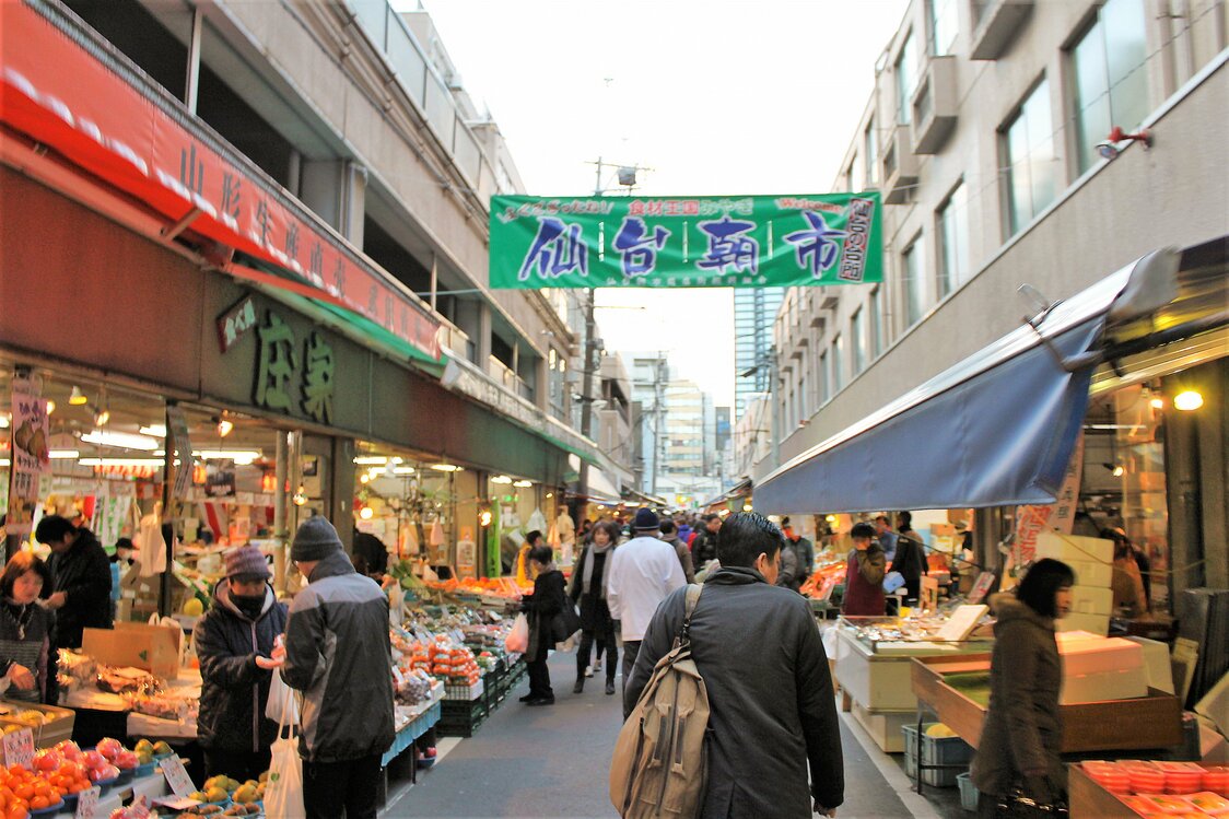 店員たちのにぎやかな掛け声が響く市場　写真提供：仙台朝市商店街振興組合