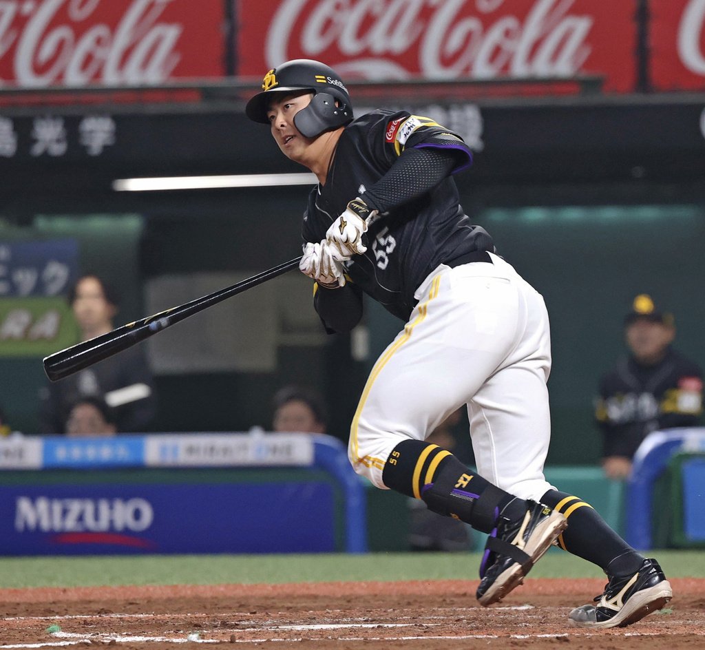 検定の効果で成長を遂げた福岡ソフトバンクホークスの石塚綜一郎。今季も1軍で活躍している＝2025年4月19日、ベルーナドーム（共同）