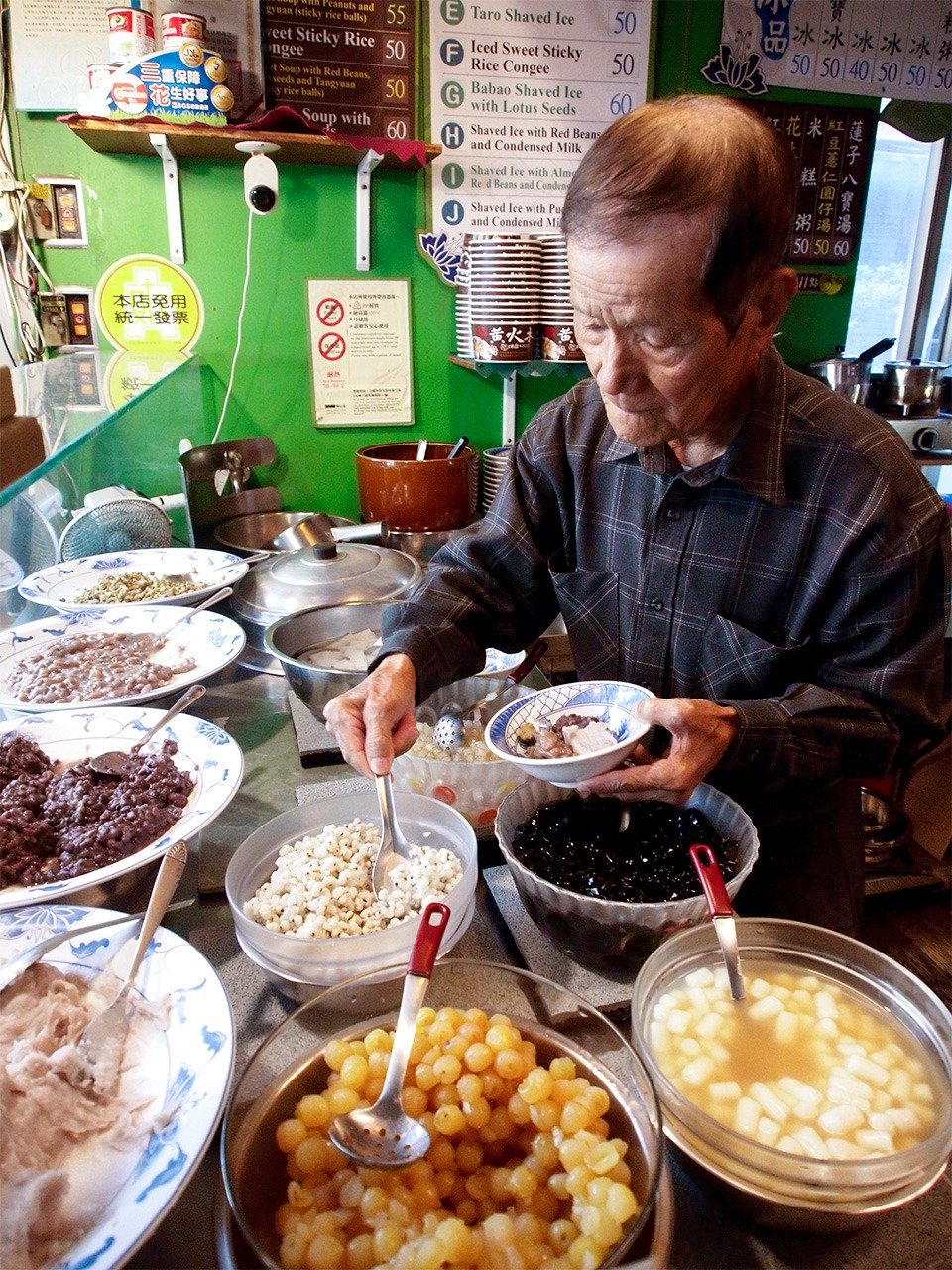 かき氷の具材をお椀に載せる「黄火木」の店主（筆者撮影）