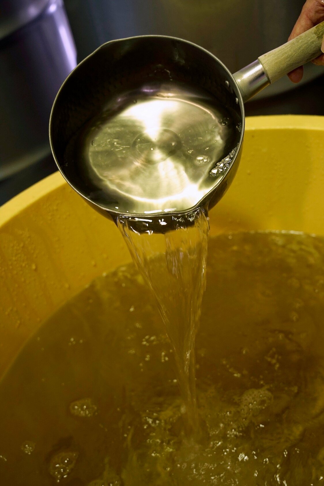 Très fortement alkaline, le liquide aku augmente les niveaux de pH, améliorant le temps de conservation.
