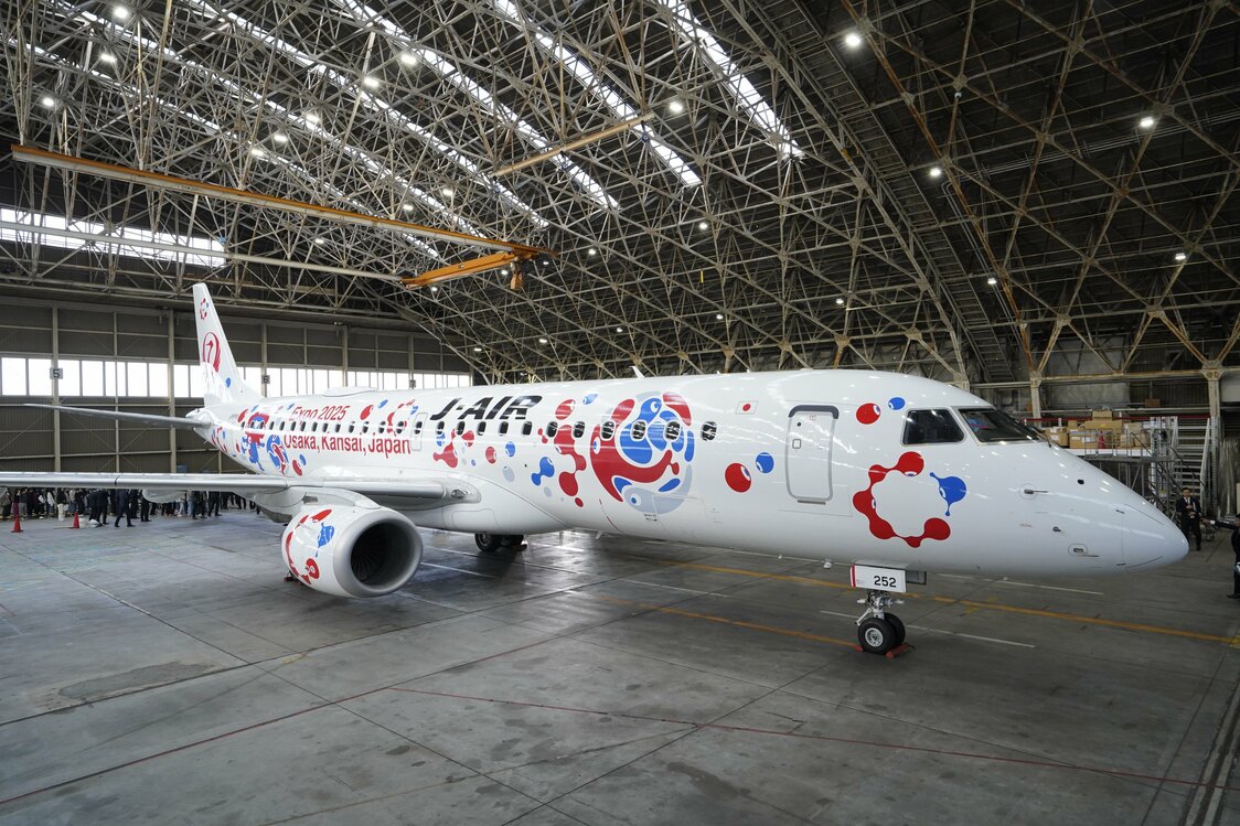 大阪・関西万博の公式キャラクター「ミャクミャク」を特別塗装した日本航空の「JAL ミャクミャクJET」＝2023年11月28日、大阪国際空港（伊丹空港）（日本航空提供）