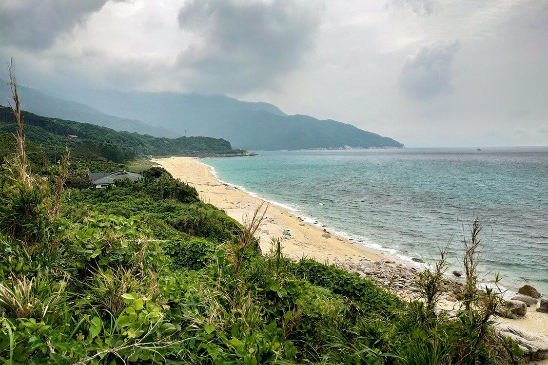 A deserted view of the Nagata Inakahama beach. (© Li Kotomi)