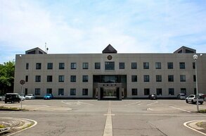 l'Université internationale du Japon (IUJ, International University of Japan)