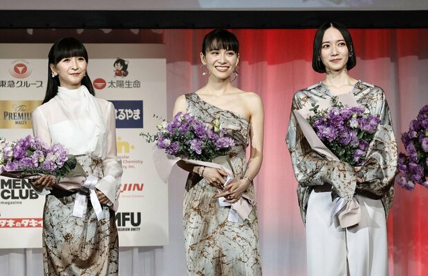 Perfume recibe el Premio al Mejor Vestuario en la Categoría de Entretenimiento en la 53.ª edición de los Best Dresser Awards, el 27 de noviembre de 2024, en Tokio. (Kyodo)