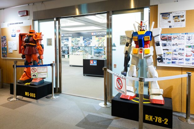 “静冈Hobby Square”位于“Southpot静冈”三楼，入口处立着两尊特大尺寸的高达模型