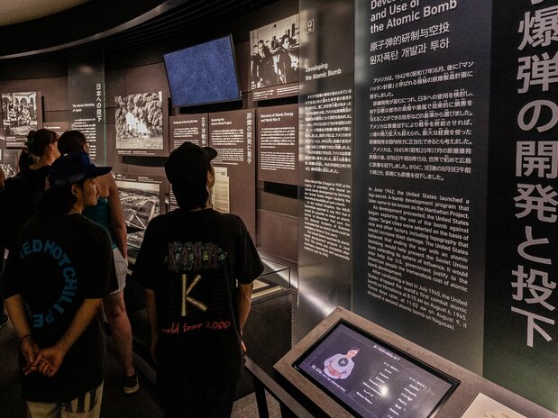 La información de las exposiciones está disponible en varios idiomas, entre ellos inglés, chino y coreano, y buena parte del contenido en vídeo incluye además lengua de signos japonesa. (© nippon.com)