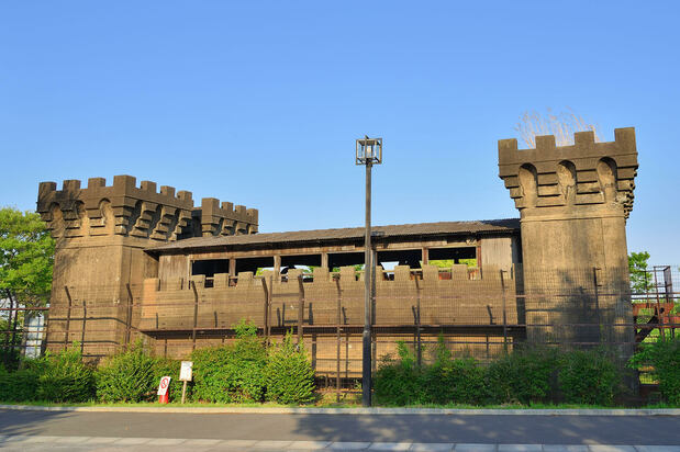 大島小松川公園に残る小松川閘門の上部。声を掛けてきた警官も、「あそこに櫓が見えますね」と言っていた
