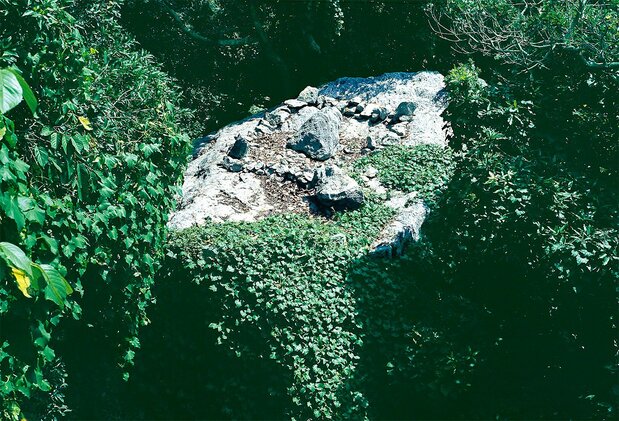 Site 21. Several offerings surrounded by smaller rocks were placed atop the large rock at the center. (Courtesy of Munakata Taisha)