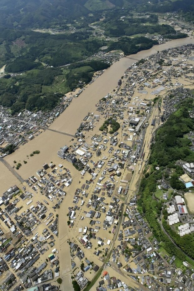 熊本・鹿児島で猛烈な雨。球磨川が氾濫し、水に漬かった熊本県人吉市の市街地=4日午前11時46分(共同通信社ヘリから) 共同