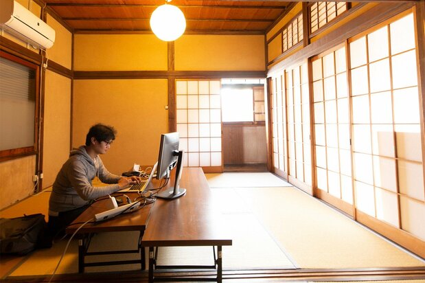 近くの古民家をワークスペースとして使っている。