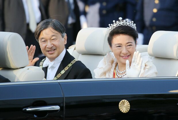 L’impératrice Masako continuait de saluer son peuple comme si de rien n’était.