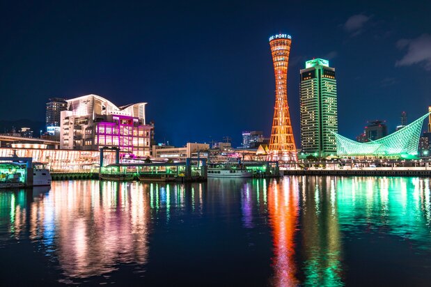 Paysage nocturne de la baie de Kobe (© Pixta)