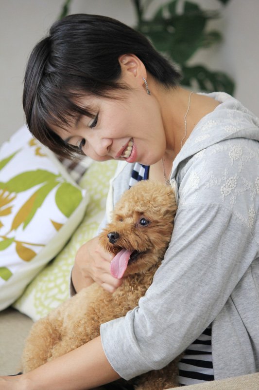 愛犬のエース君と開発者の三ツ山氏。