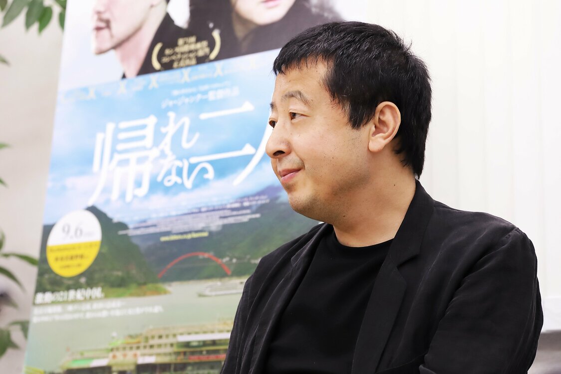 ジャ・ジャンクー監督：『帰れない二人』で描いた〈激動の21世紀中国〉と〈変わらぬ情の世界〉