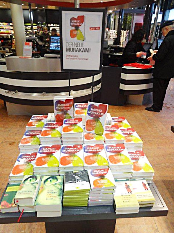 В берлинском книжном магазине "Дуссманн" (Dussmann) книгам Мураками отведено особое место (Фото предоставил Хидзия Сюдзи)