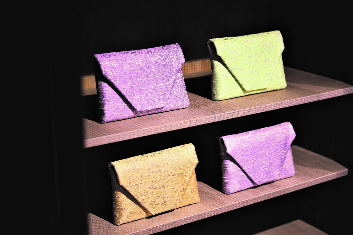 Dans la boutique Hosoo, on peut acheter des sacs et des pantoufles en tissu de kimono Nishijin-ori. (Photo avec l’aimable autorisation de Mitsui Fudôsan)