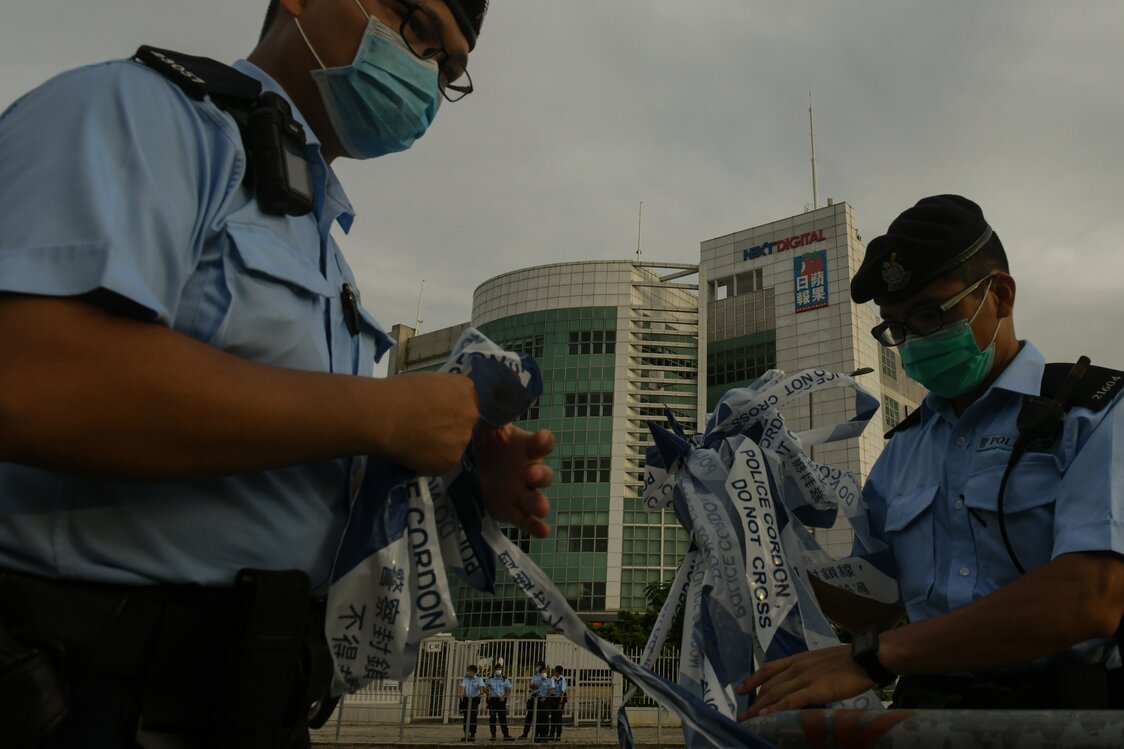 壹傳媒のビルを封鎖する警察。家宅捜索には200人以上が動員された（2020年8月10日撮影）