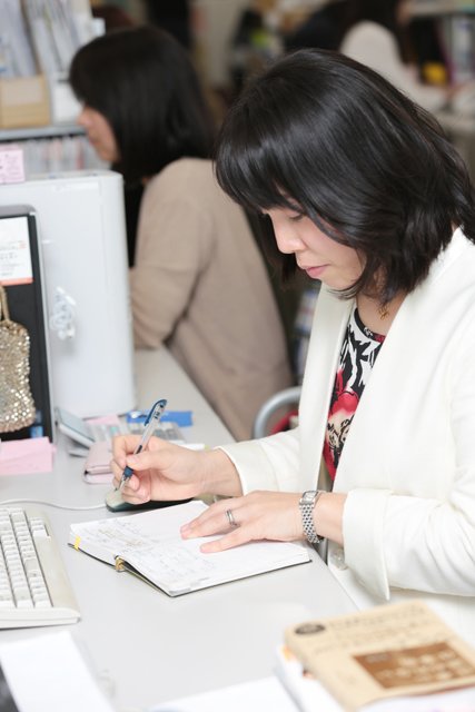 Habu at Nikkei Dual’s Tokyo office. (© Suzuki Aiko)