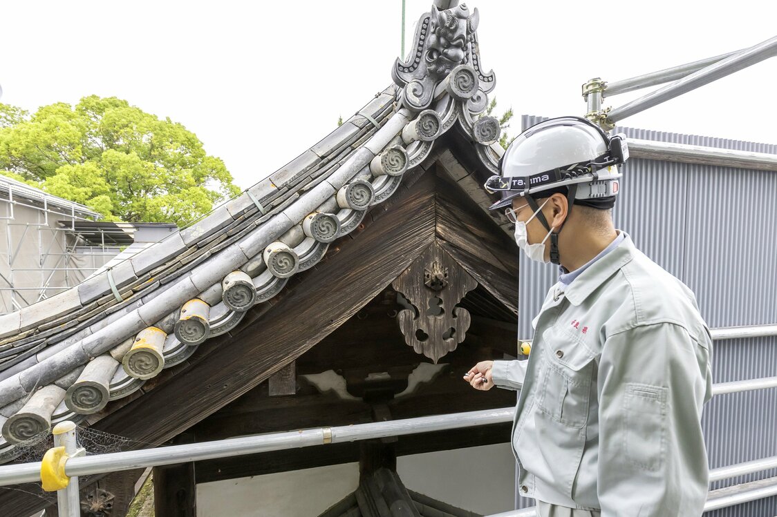 普段は間近に見られない東院南門（重要文化財）で屋根の装飾を見学