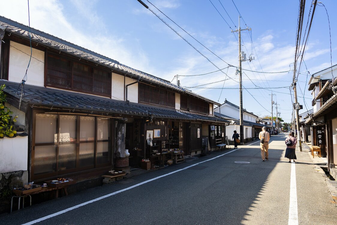 Historic buildings housing shops offering Hagiyaki pottery and other local specialties. (© Nippon.com)