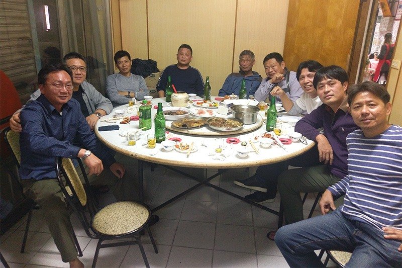 陳韋辰先生（右邊數來第3位）與他的結拜兄弟，2018年（提供：陳韋辰）
