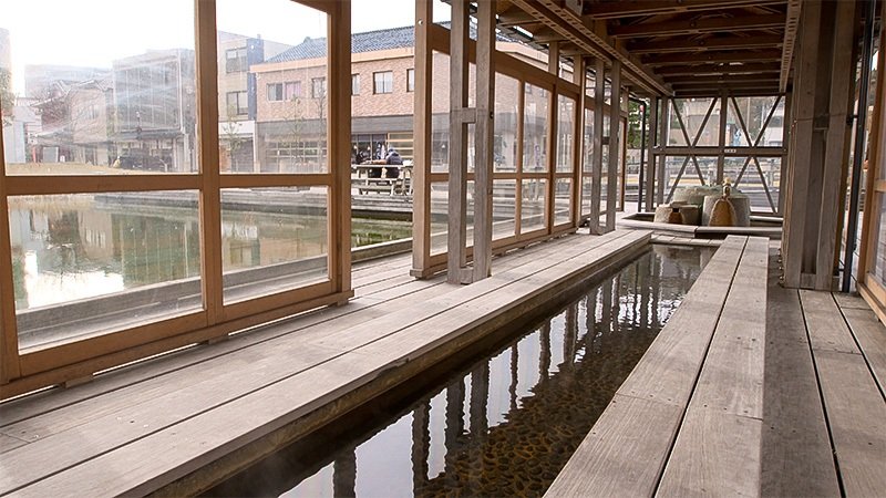 Engawa, le bain de pied du parc de Sunahase au cœur du village.