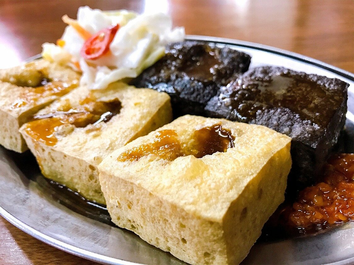 白と黒の「臭豆腐」（「黒皮臭豆腐」にて）