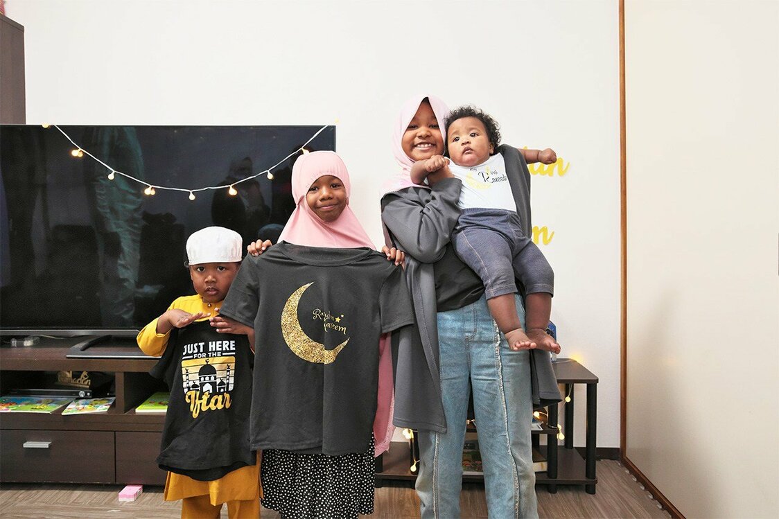 Des enfants heureux dans leurs vêtements du ramadan