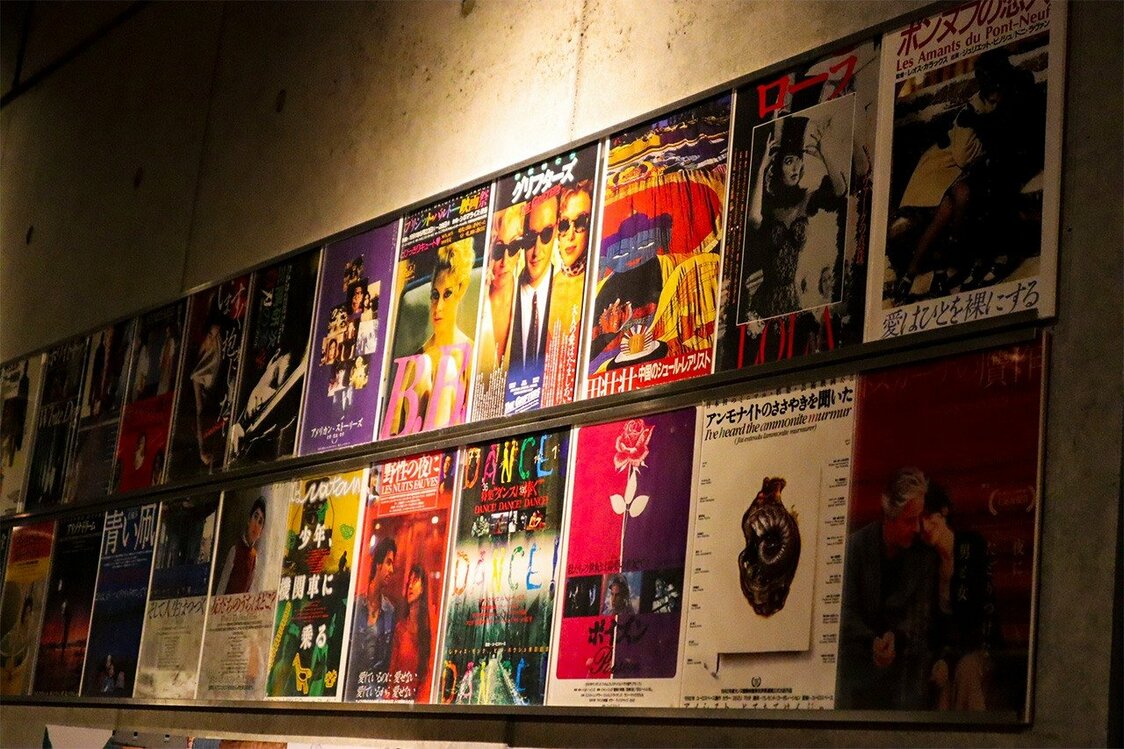 Carteles de las películas a proyectar, en el vestíbulo. El local cuenta con dos salas de proyección (de 92 y 145 asientos).