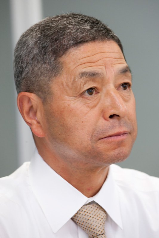 Ozawa Shigeo, director general. Ozawa fue nombrado Maestro Artesano Contemporáneo en 2006 en reconocimiento a sus logros en ingeniería, entre los que se incluye el desarrollo de tecnología de recubrimientos de vanguardia.