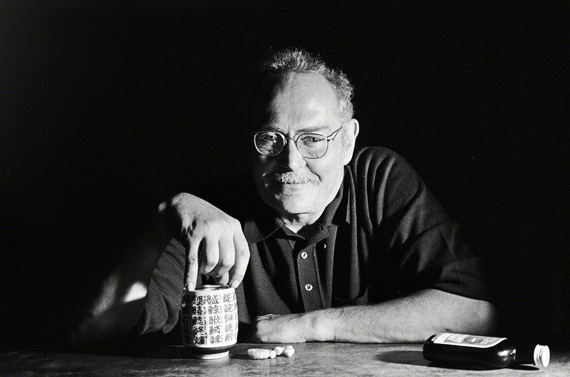 William Eugene Smith dans un restaurant de sushis, en train de boire du whisky contenu dans une tasse à thé japonaise traditionnelle. (Photo prise en 1974)