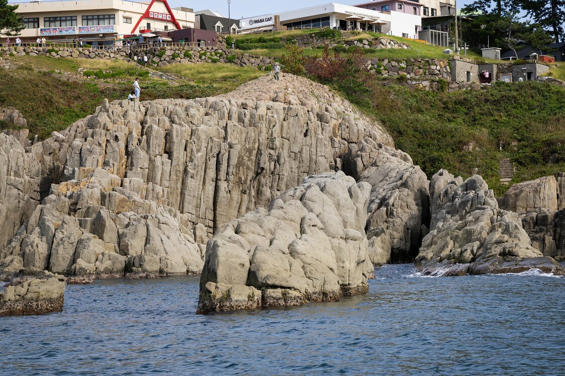 宛如面向陆地而坐的狮子岩（中央）