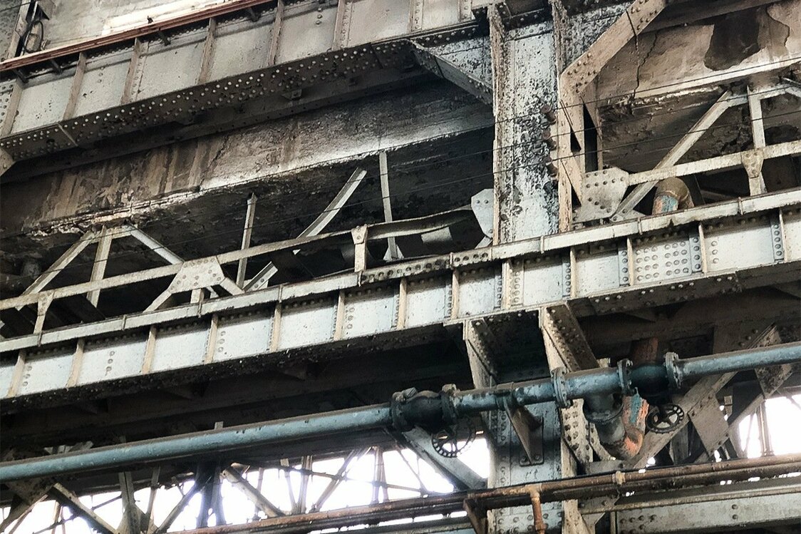 不自然に曲がった鉄骨は空襲によるものだといわれている