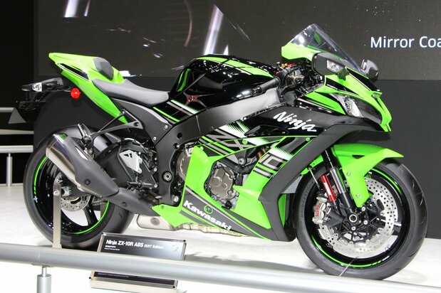 カワサキの「Ninja ZX-10R ABS」。市販車両によるロードレースの最高峰「スーパーバイク世界選手権」で実績を挙げている=2015年10月28日、東京モーターショー2015(筆者撮影)