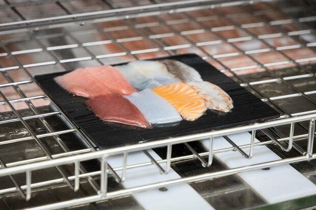 A sushi set is placed in the liquid freezer after vacuum packing. Compared to vacuum packing in bags, this method keeps liquid “drip” to a minimum.