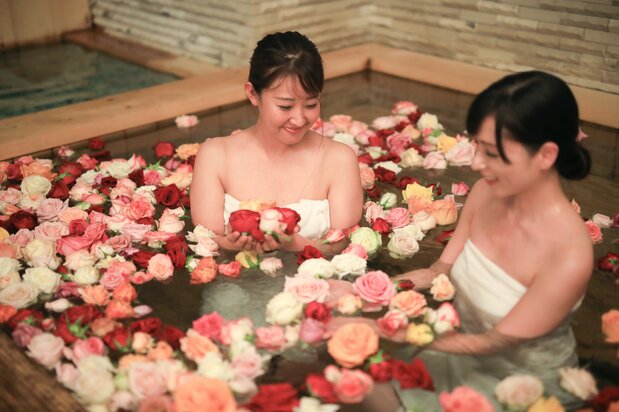 El aroma de un baño de rosas tiene un efecto relajante. Fotografía cortesía de Hanamaki Onsen Co., Ltd.