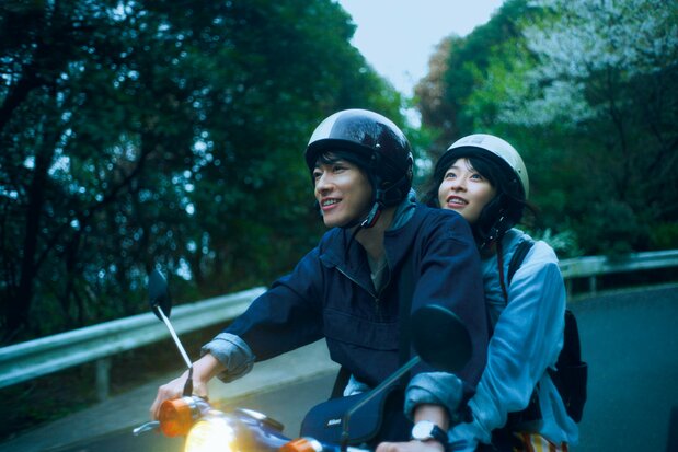 大学時代の藤代と春。別れて以来、ふたりは連絡を取り合っていなかった ©2024「四月になれば彼女は」製作委員会