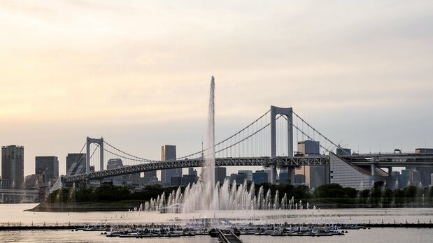 Des jets d’eau s’élèvent à 150 mètres, dépassant la tour de Tokyo et la muraille de gratte-ciel environnante. (© Shôji Takeshi)