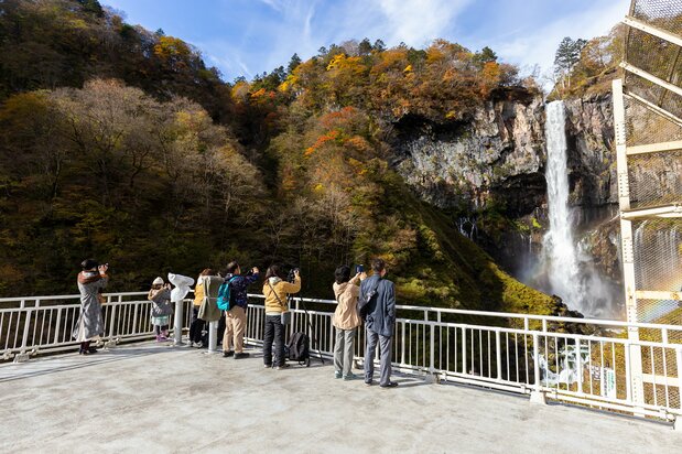 The topmost level of the observation platform affords a good view of the waterfall basin and the surrounding cliffs.