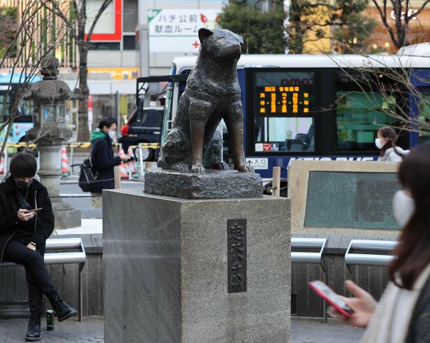 Hachikō’s statue in Shibuya, Tokyo. (© Jiji)
