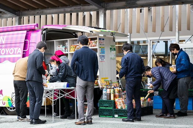 昼休みになると、役場職員が弁当を求めてどんどん出て来る。レジは大忙し