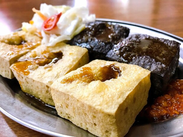 白と黒の「臭豆腐」(「黒皮臭豆腐」にて)