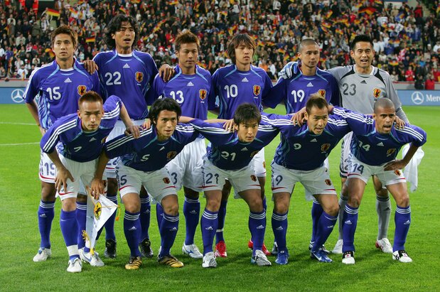 W杯ドイツ大会直前に行われたドイツとの親善試合前、集合写真に収まる日本代表先発メンバー(2006年5月30日、ドイツ レバークーゼン)Reuters