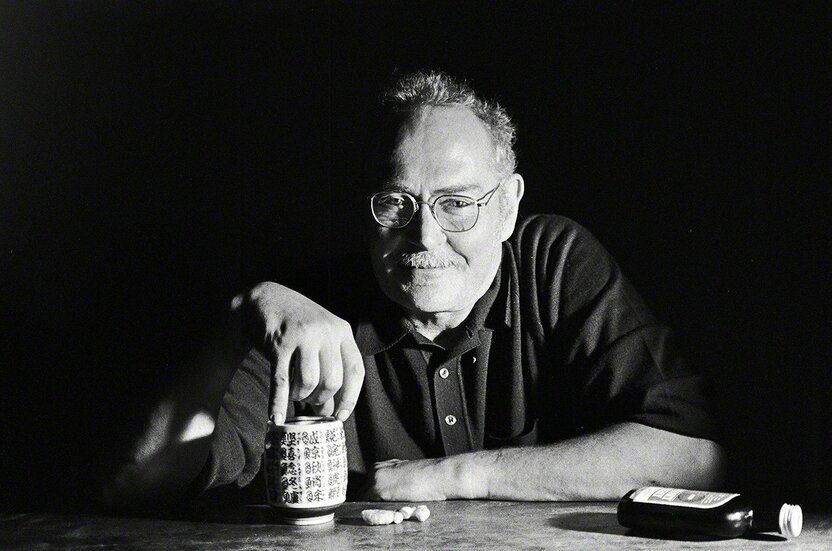 William Eugene Smith dans un restaurant de sushis, en train de boire du whisky contenu dans une tasse à thé japonaise traditionnelle. (Photo prise en 1974)