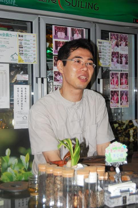 大高先生在自己的茶叶店里接受采访