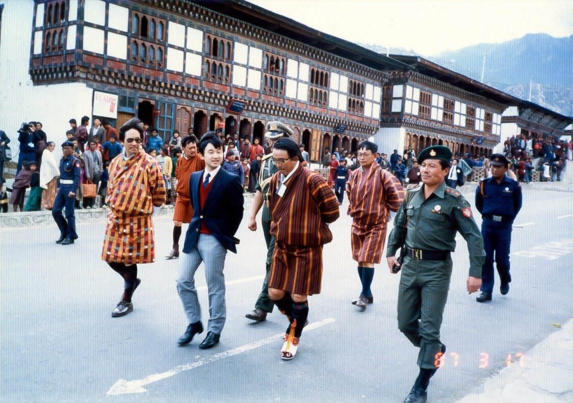 Le prince Naruhito en promenade à Thimphu, la capitale du Bhoutan, en mars 1987. (Photo de l’auteur)