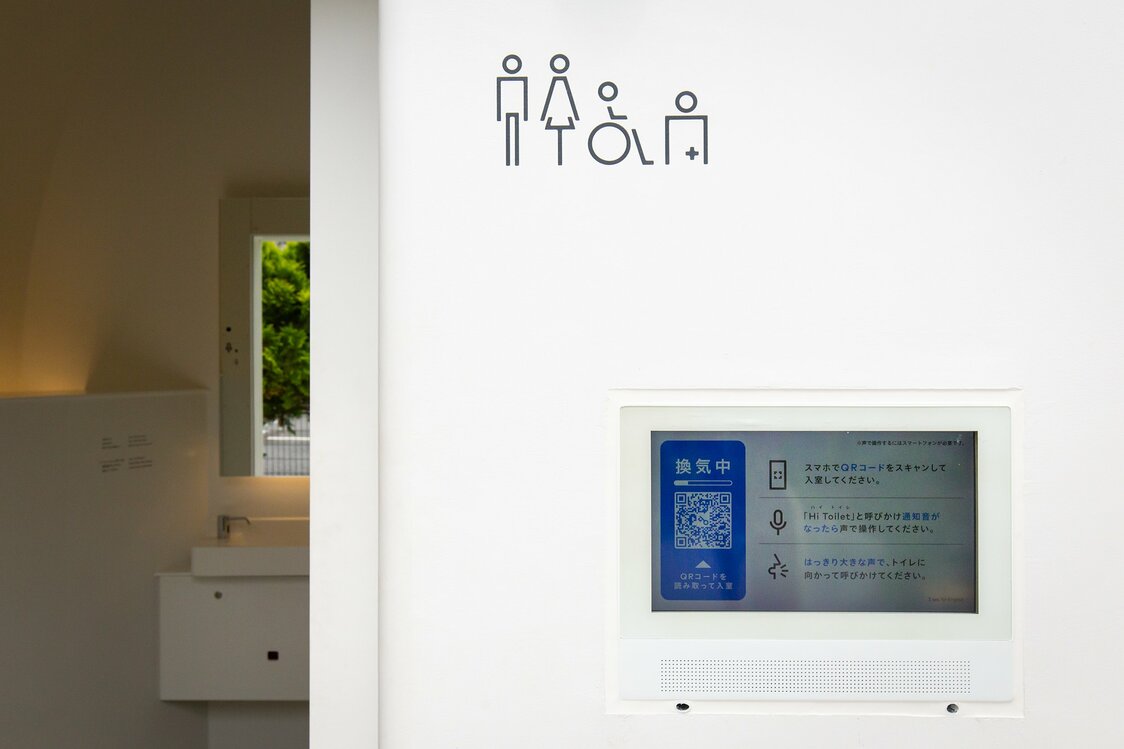 Голосовые команды активируются при сканировании QR-кода на входе. Вы можете открывать и закрывать дверь, управлять сиденьем унитаза без помощи рук