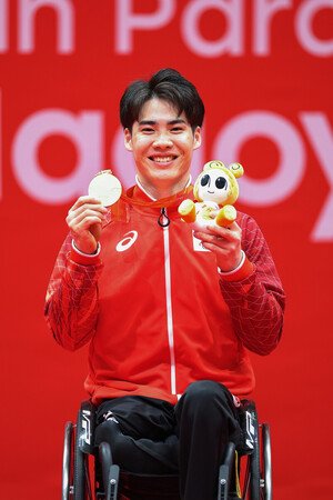 Daiki Kajiwara bags gold in a wheelchair badminton singles event for men at the Aichi-Nagoya Asian Para Games on Friday.