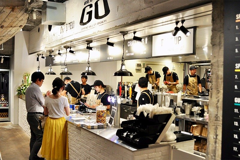 Barra de cerveza artesanal en Beer to Go de Spring Valley Brewery, que abrió sus puertas en el Ginza Sony Park de Tokio en agosto de 2018. © Tim Hornyak
